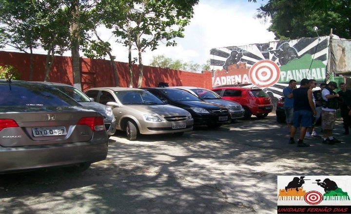 Estacionamento com o muro da Adrena ao fundo