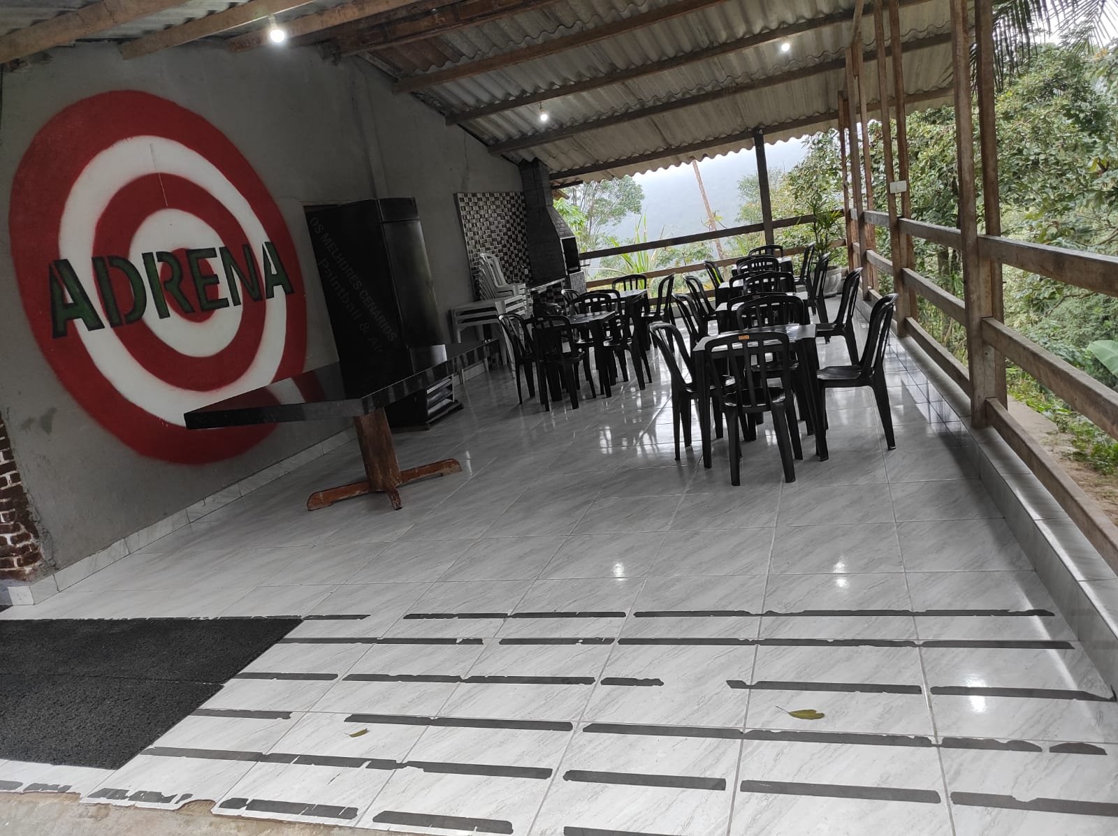 Área coberta com o alvo da Adrena pintado na parede