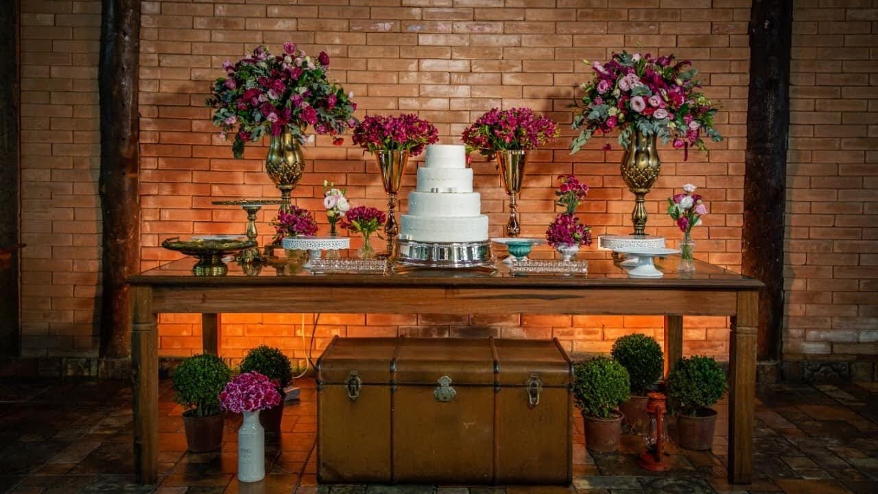 Mesa de bolo decorada no salão